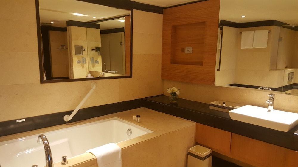 Vivanta Hyderabad, Begumpet Ngoại thất bức ảnh Bathroom in a hotel