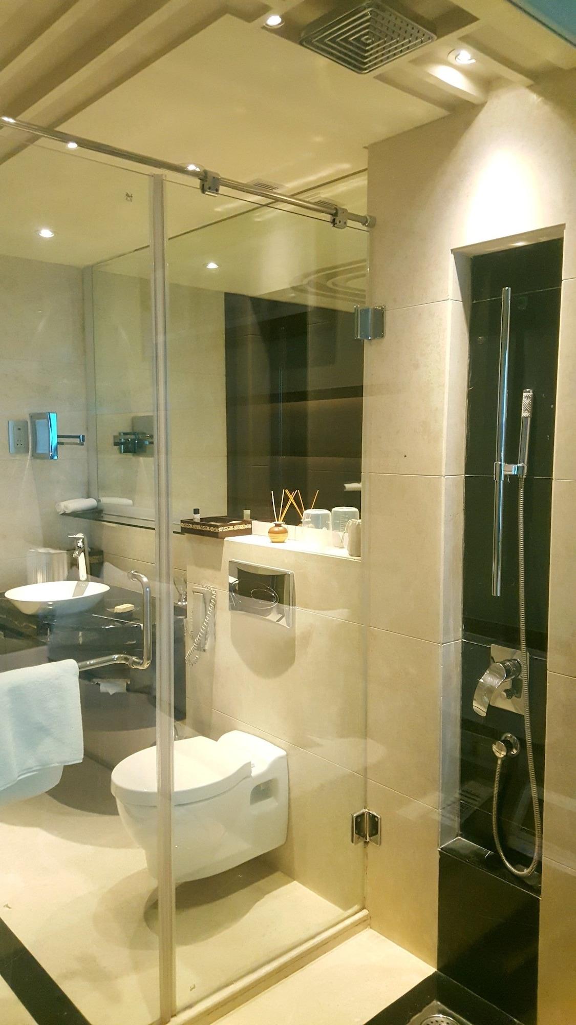Vivanta Hyderabad, Begumpet Ngoại thất bức ảnh A shower cubicle