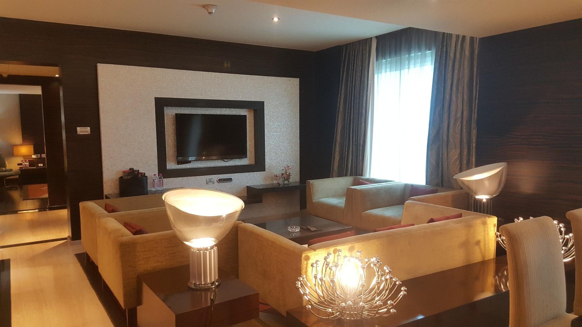 Vivanta Hyderabad, Begumpet Ngoại thất bức ảnh Living room of a suite at the hotel