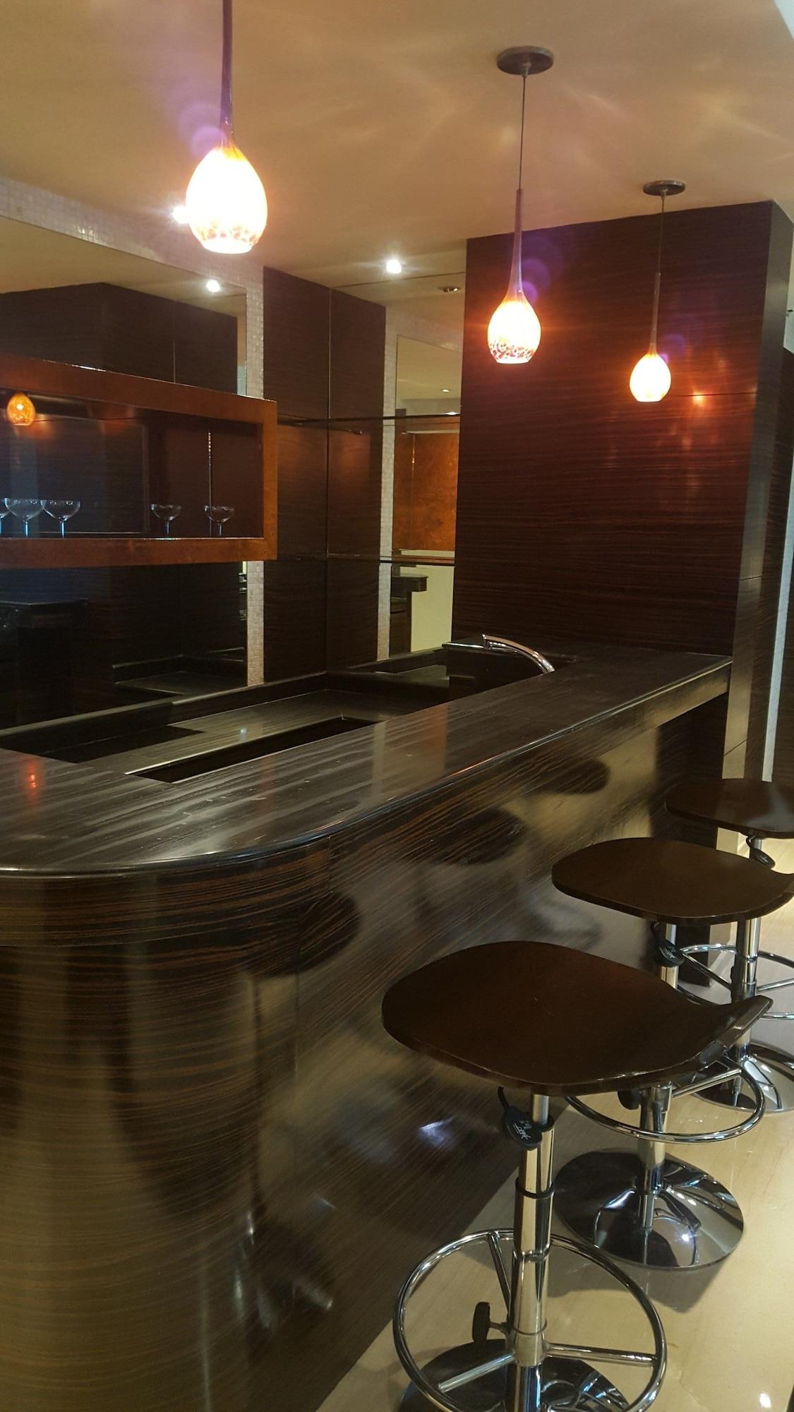 Vivanta Hyderabad, Begumpet Ngoại thất bức ảnh A kitchen with a granite countertop