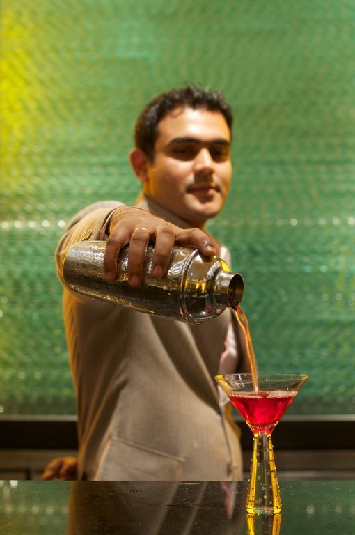 Vivanta Hyderabad, Begumpet Ngoại thất bức ảnh A bartender pouring a drink