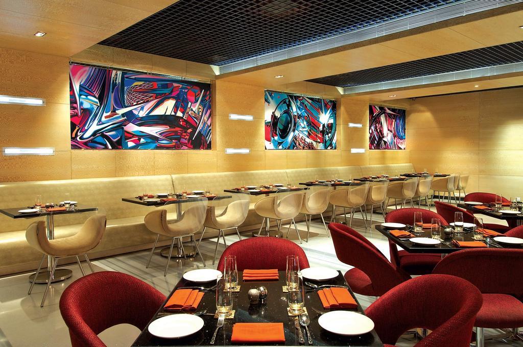 Vivanta Hyderabad, Begumpet Ngoại thất bức ảnh The interior of the restaurant