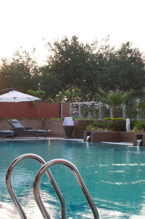 Vivanta Hyderabad, Begumpet Ngoại thất bức ảnh The pool at the Taj Bengal