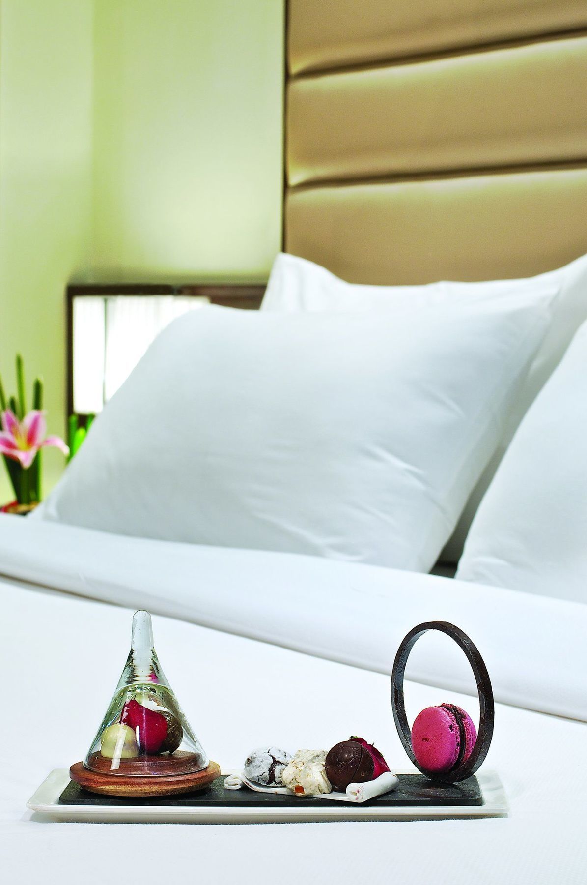 Vivanta Hyderabad, Begumpet Phòng bức ảnh Pillows on a bed