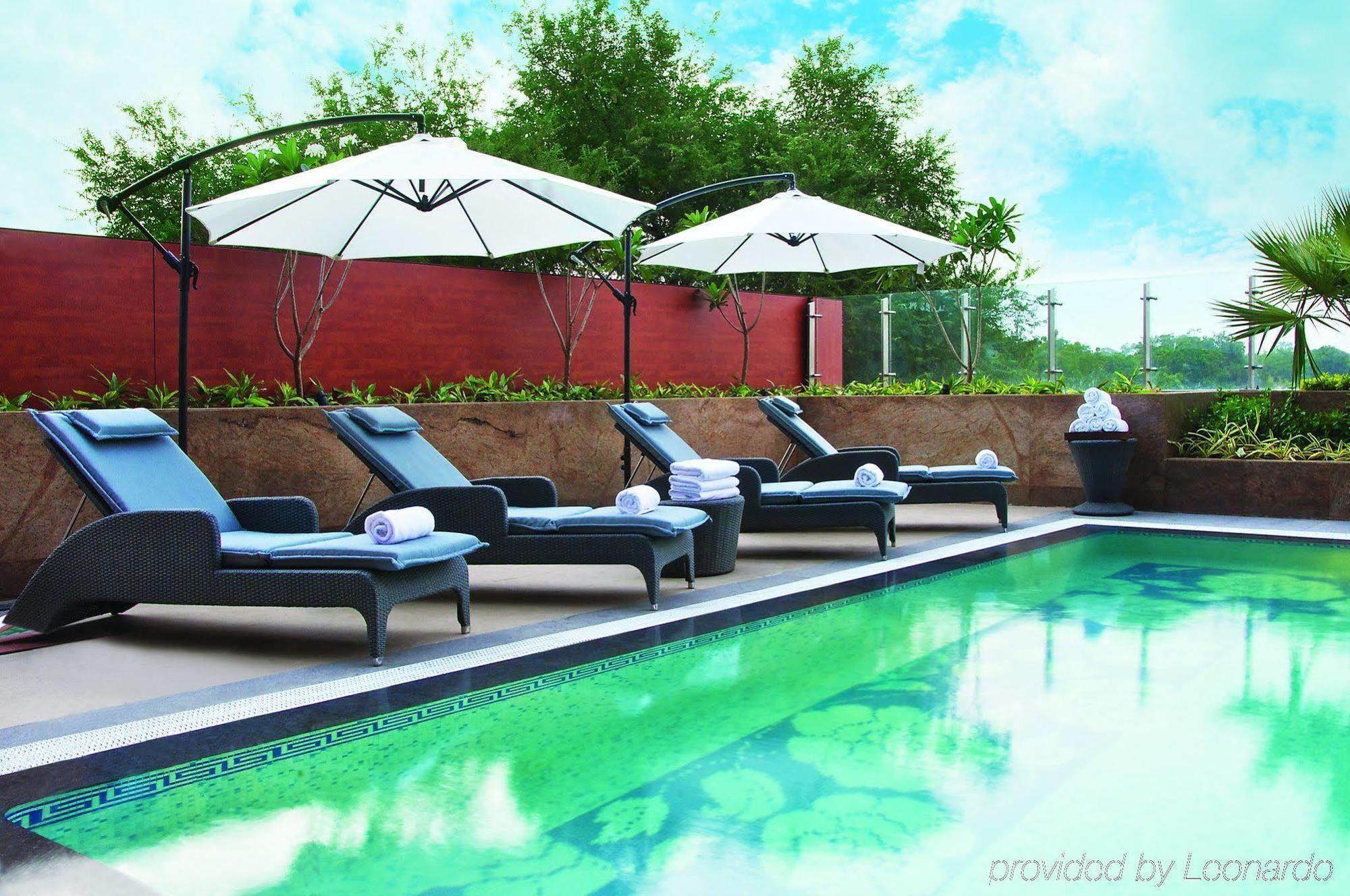 Vivanta Hyderabad, Begumpet Tiện nghi bức ảnh The pool at the hotel