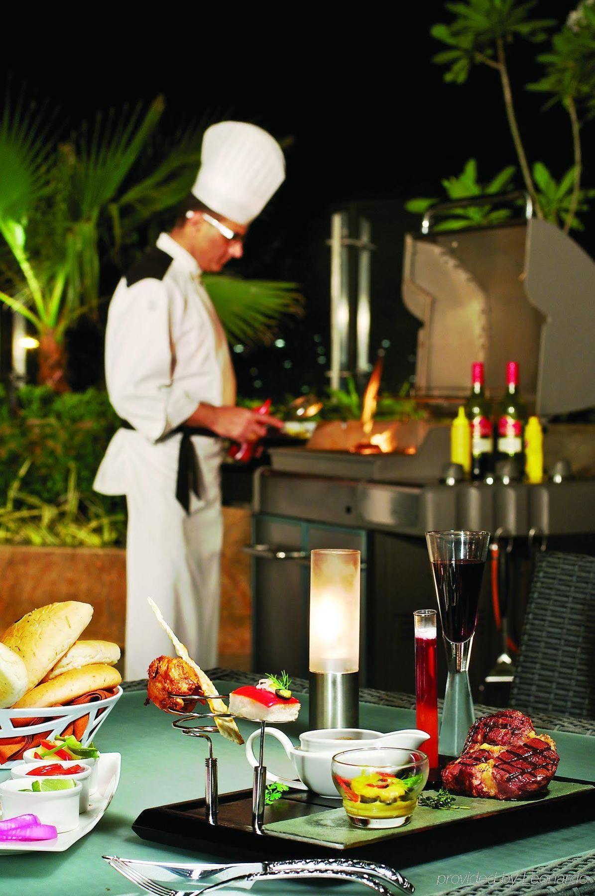 Vivanta Hyderabad, Begumpet Ngoại thất bức ảnh A chef at work
