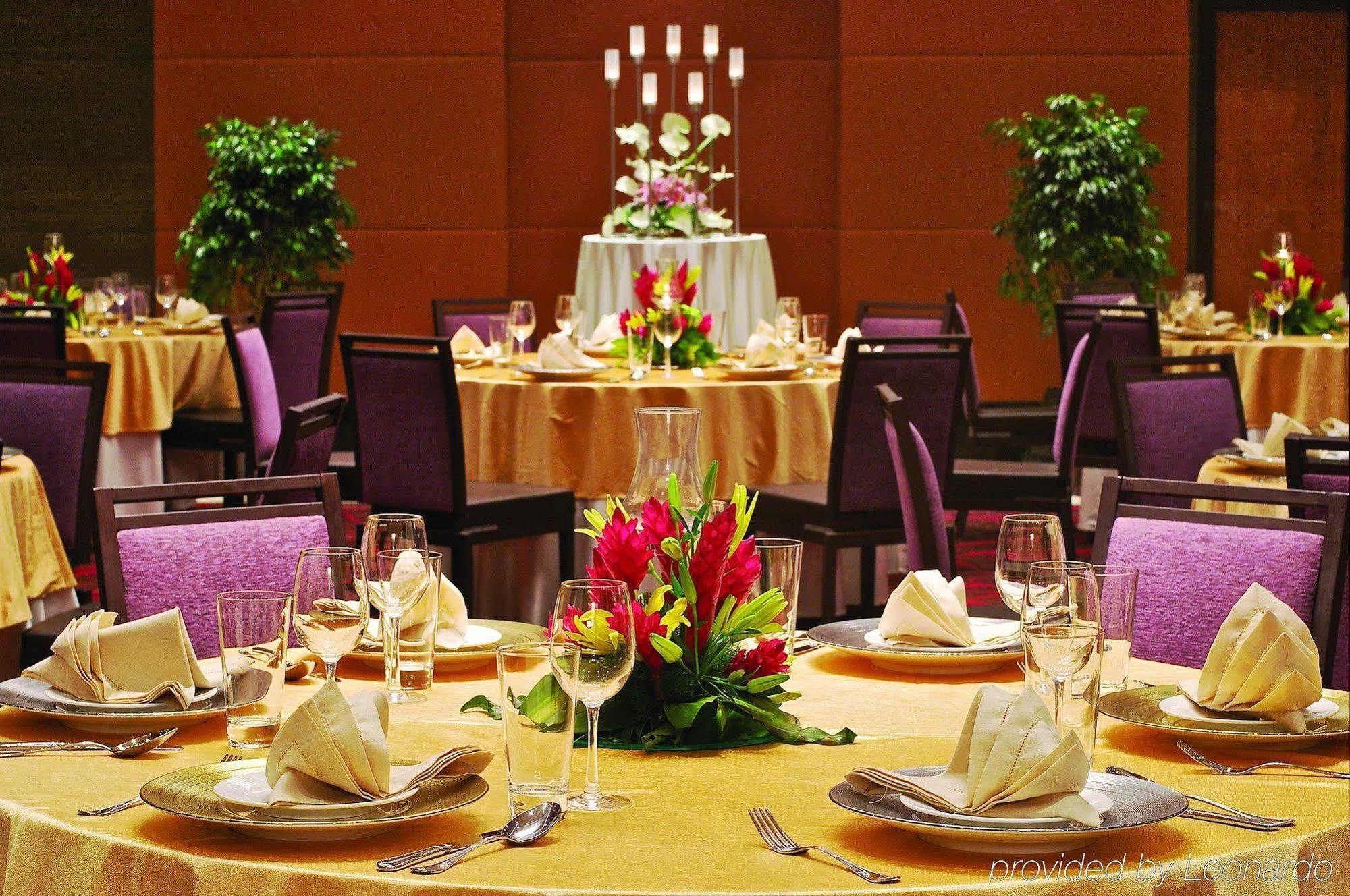 Vivanta Hyderabad, Begumpet Tiện nghi bức ảnh A table set for a formal dinner