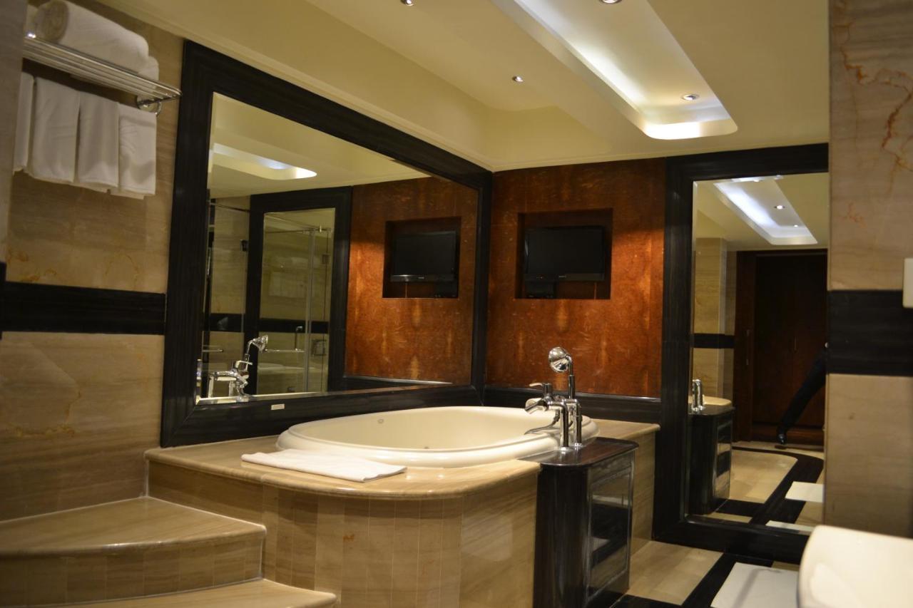 Vivanta Hyderabad, Begumpet Ngoại thất bức ảnh Bathroom